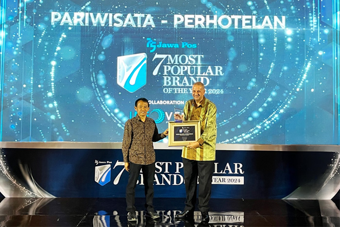Emmanuel Guillard, selaku Senior Vice President of Operations and Development Swiss-Belhotel International menerima penghargaan 7 Most Popular Brands of 2024 yang diselenggarakan oleh Jawa Pos Media. - Image
