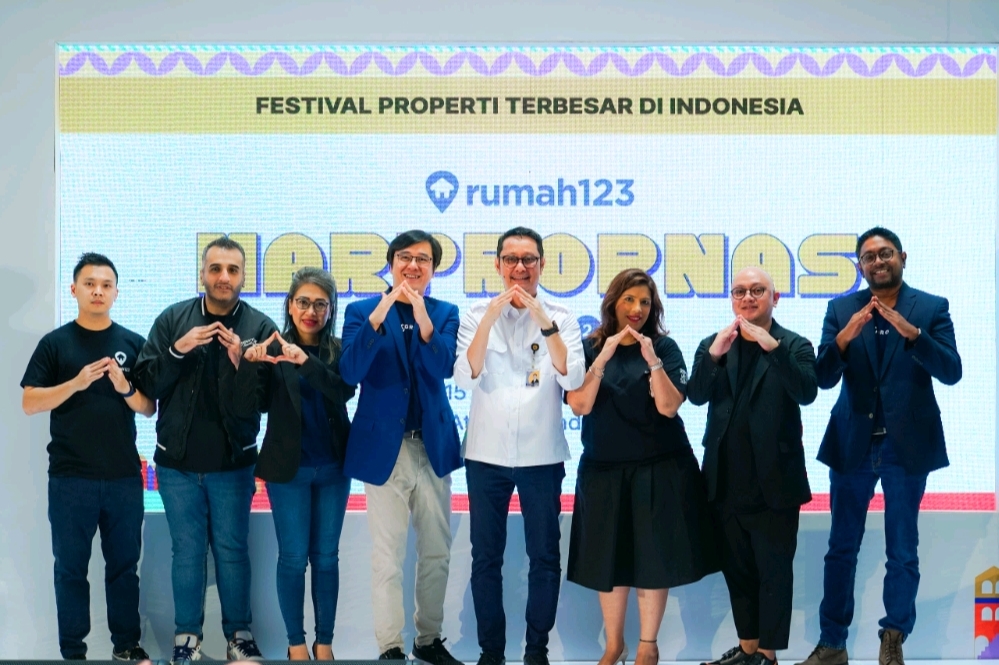 Jajaran pimpinan Rumah123 berfoto bersama pada pembukaan Harpropnas Fest 2024 di Atrium Gandaria City, Jakarta Selatan. (Istimewa) - Image