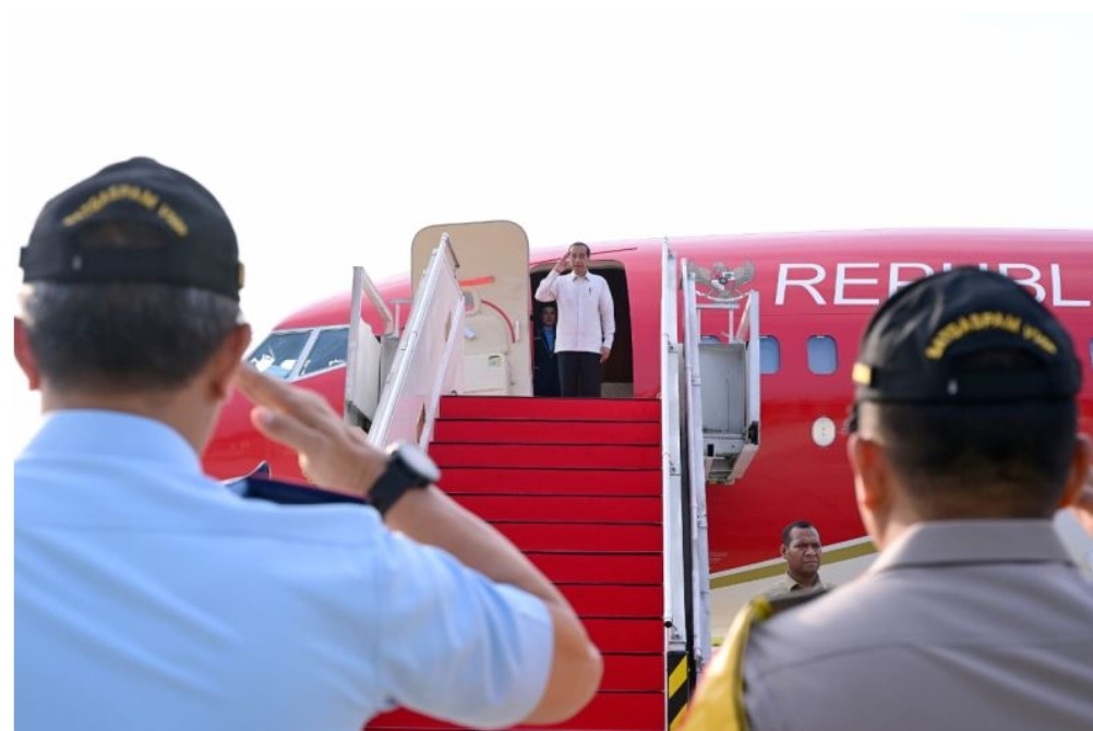 Presiden Jokowi bertolak menuju Kalimantan Timur menggunakan Pesawat Kepresidenan Indonesia-1 dari Pangkalan TNI AU Halim Perdanakusuma, Jakarta, Kamis (12/9/2024). - Image