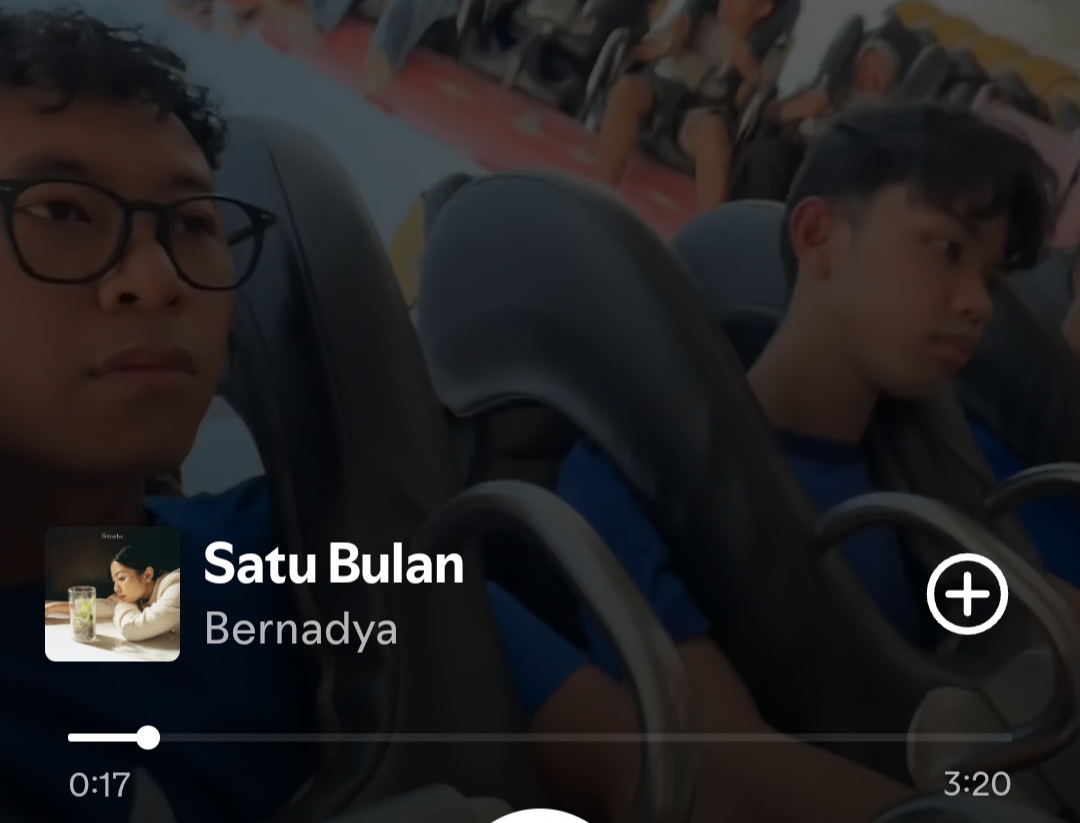 Video Spotify lagu "Satu Bulan" milik Bernadya menampilkan konten TikTok naik wahana di Dufan yang viral. (Spotify) - Image