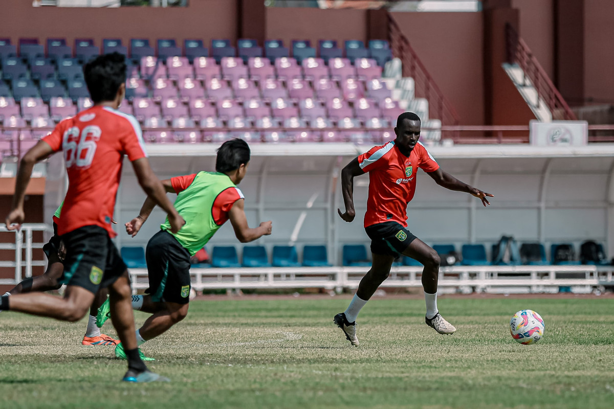 Flavio Silva dalam sesi latihan game di lapangan Thor Surabaya, Rabu (11/9) sore. (dok. Persebaya) - Image