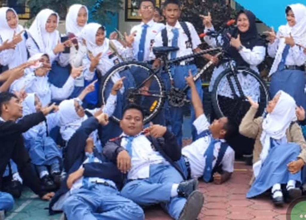 Potongan video Romsi yang mendapat hadiah sepeda dari kawan-kawannya, yang viral di media sosial. (TikTok @sriharyati999) - Image