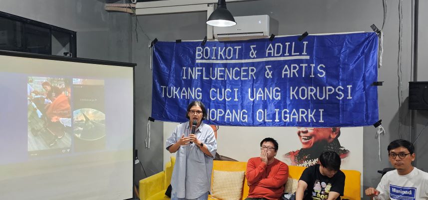 Aktivis Hak Asasi Manusia (HAM) Fatia Maulidiyanti dalam diskusi di kawasan Jakarta Selatan, Kamis (12/9) malam. (Ridwan/ JawaPos.com) - Image
