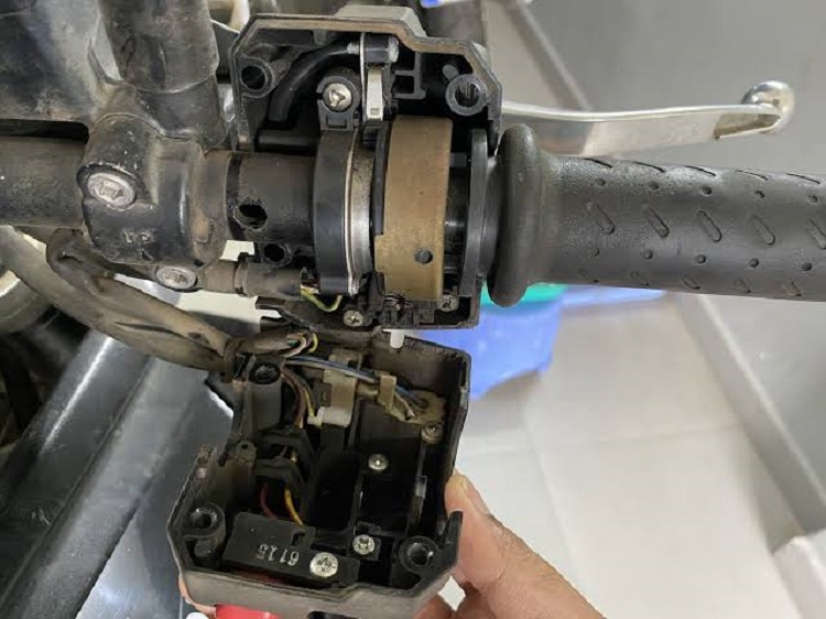 Ilustrasi: Throttle by Wire pada sepeda motor. (Custom Elements) - Image