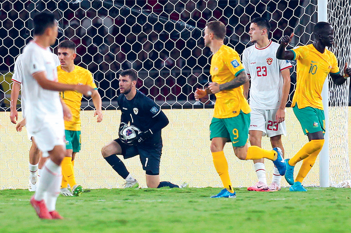 GEMILANG: Penjaga gawang timnas Indonesia Maarten Paes (tengah) bermain luar biasa saat melawan Australia di Stadion Utama Gelora Bung Karno, Senayan, Selasa malam. (HARITSAH ALMUDATSIR/JAWA POS) - Image