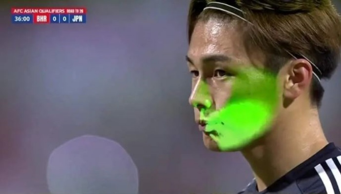 Striker Jepang, Ayase Ueda, menerima teror tembakan laser dari suporter Bahrain. (X/@indo_jleague) - Image