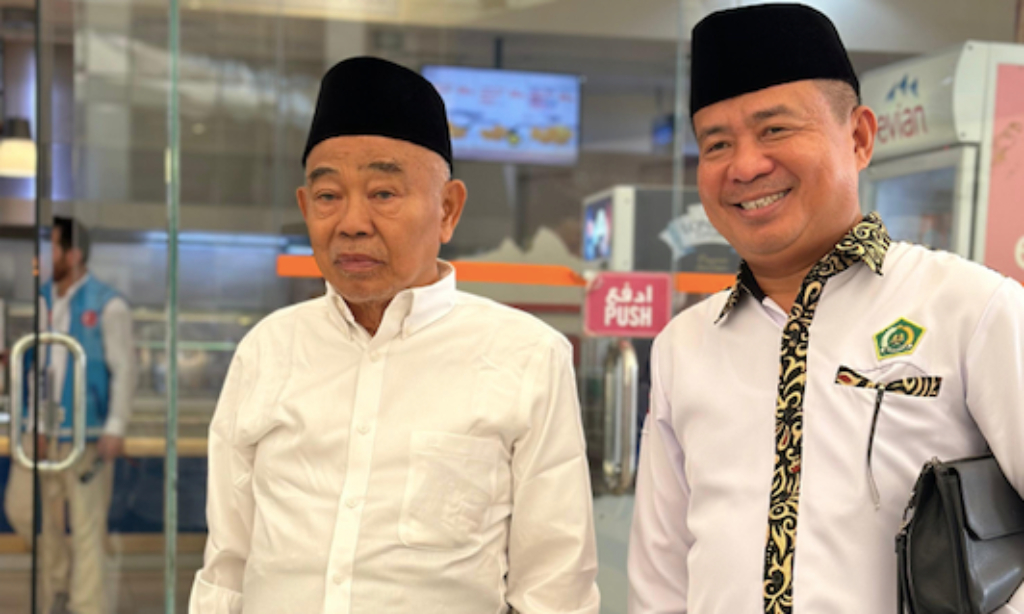 Pendiri dan pengasuh PP Amanatul Ummah Pacet, Mojokerto, KH Asep Saifuddin Chalim (kiri). (Istimewa) - Image