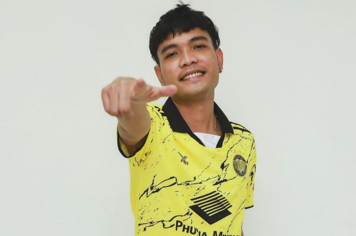 Brylian Aldama ketika mengenakan seragam tim barunya Young Elephants FC di kasta tertinggi Liga Laos. (Instagram/@brylianaldamaa) - Image