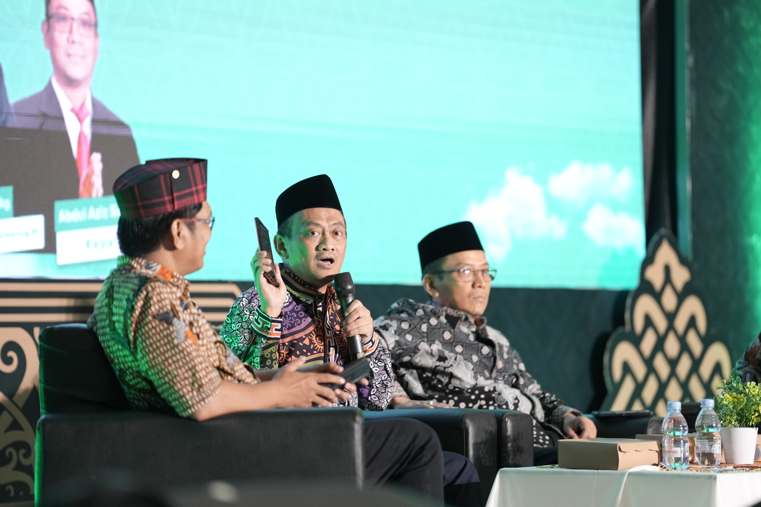 Kepala Puslitbang Lektur, Khazanah Keagamaan, dan Manajemen Organisasi Kemenag Moh. Isom (tengah) di Expo MTQN XXX di Samarinda. (dok. Humas Kemenag) - Image