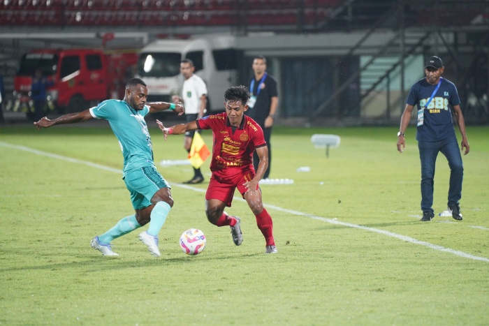 Hanif Sjahbandi (kanan) saat dikawal pemain PSBS Biak. Macan Kemayoran menyerah 1-3 di Stadion Kapten I Wayan Dipta, Bali, Kamis (12/9) malam. (Dok: Persija) - Image