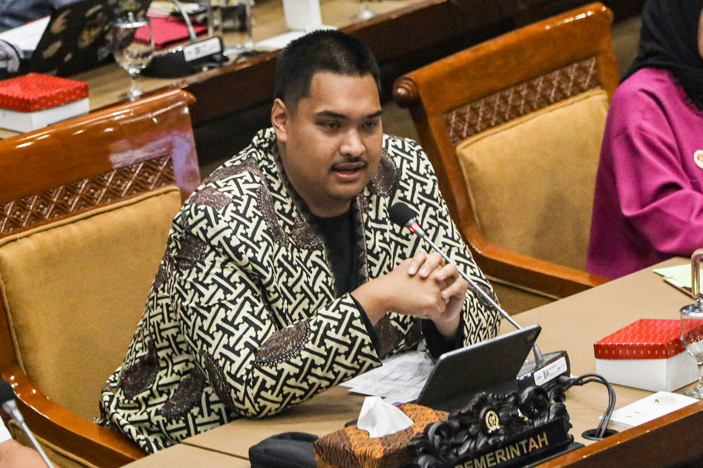 Menpora Dito Ariotedjo mengikuti rapat kerja dengan Komisi X DPR di Kompleks Parlemen, Senayan, Jakarta, Kamis (12/9/2024). (Salman Toyibi/Jawa Pos) - Image