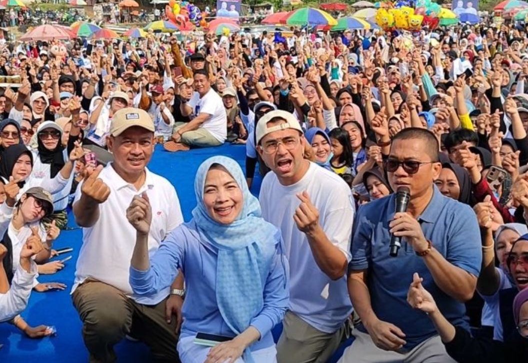 Raffi Ahmad bersama Bakal Calon Bupati dan Wakil Bupati Serang Ratu Zakiyah-Najib Hamas, bersama Waketum PAN Yandri Susanto di Lapangan Rancasumur, Serang - Image