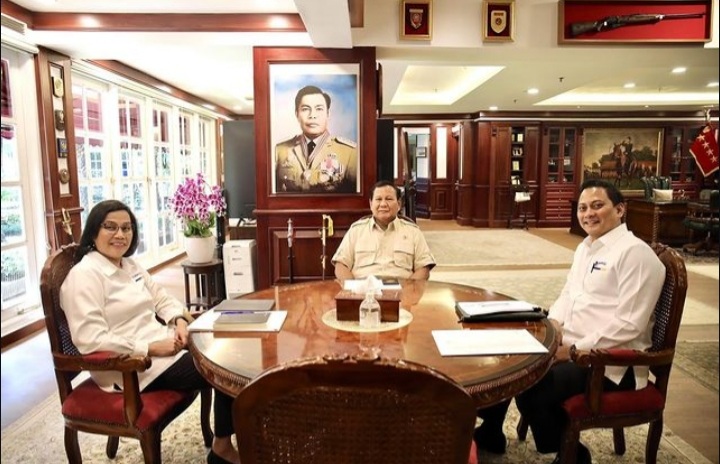Prabowo Subianto menggelar pertemuan dengan Menteri Keuangan (Menkeu) Sri Mulyani dan Wamenkeu Thomas Djiwandono. (istimewa) - Image