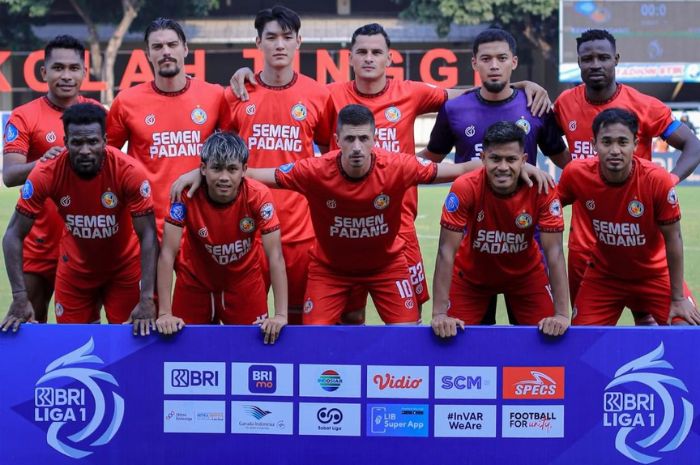 Semen Padang punya tantangan berat menghadapi Malut United dan jadi ajang pembuktian kemampuan Hendri Susilo di Liga 1 Indonesia. (Instagram/@semenpadangfcid) - Image