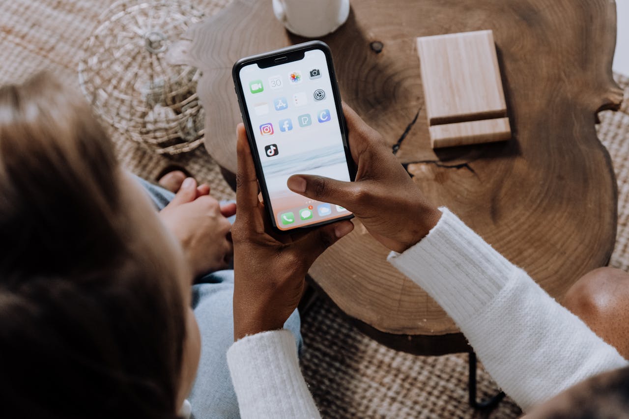 Kepribadian unik dari mereka yang lebih suka menggunakan Facebook daripada Tiktok. Pexels/cottonbro studio - Image