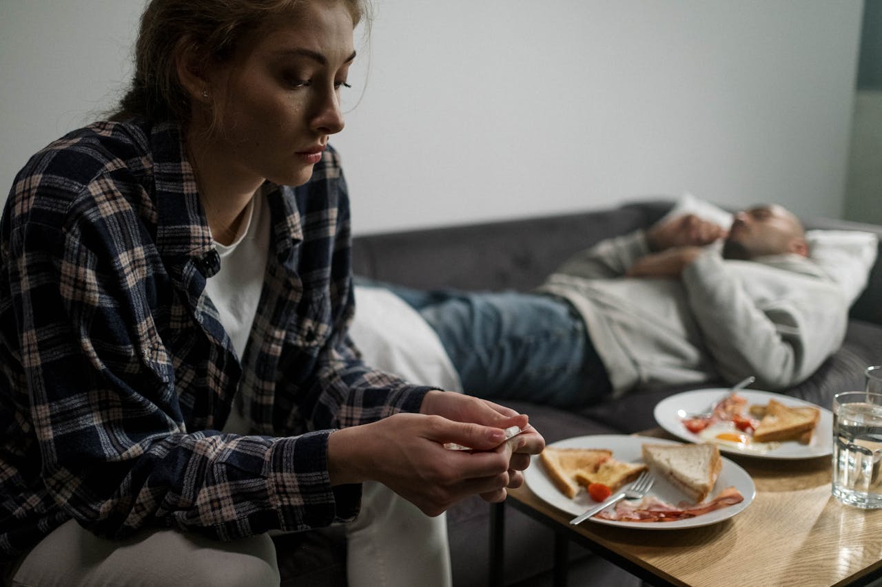 perilaku perempuan yang merasa insecure dan tidak bahagia dalam hubungan menurut Psikologi./Pexels/ Ron Lach - Image