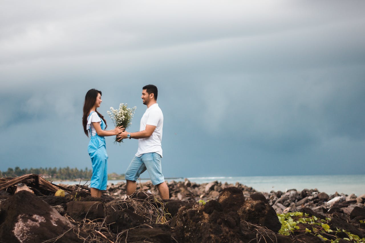 pengorbanan cinta yang tak perlu kamu lakukan dalam sebuah hubungan menurut Psikologi./ Pexels/Vija Rindo Pratama - Image