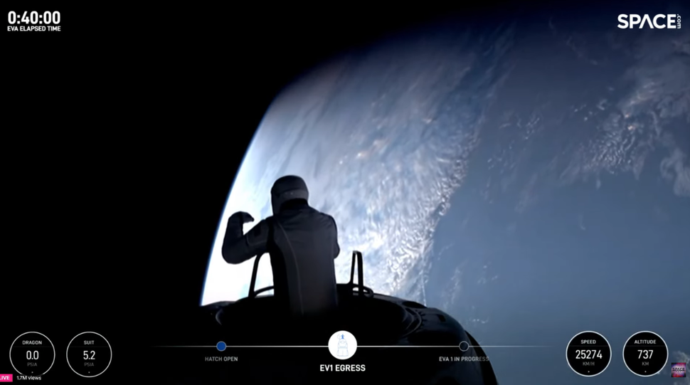 Jared Isaacman menguji pakaian antariksa EVA (spacex) - Image