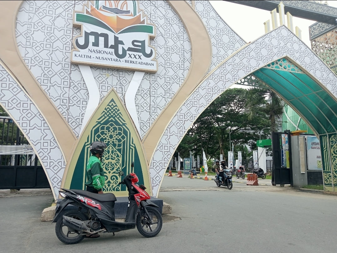Driver ojek online (ojol) ikut kecipratan berkah berupa banjir oder di gelaran MTQN XXX Samarinda. (Humas Kemenag) - Image