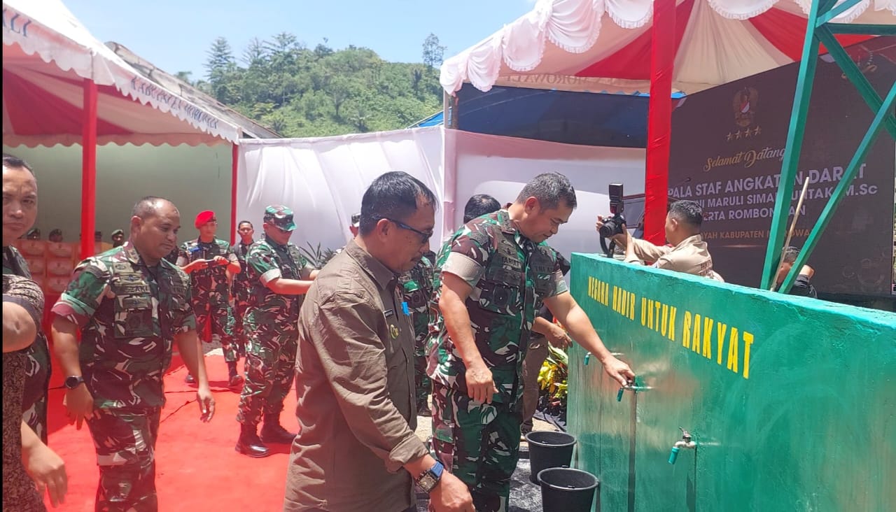 KSAD Jenderal TNI Maruli Simanjuntak resmikan titik sumber air bersih di Desa Buleleng, Kecamatan Bungku Pesisir, Kabupaten Morowali, Sulteng pada Sabtu (14/9). (Dispenad) - Image