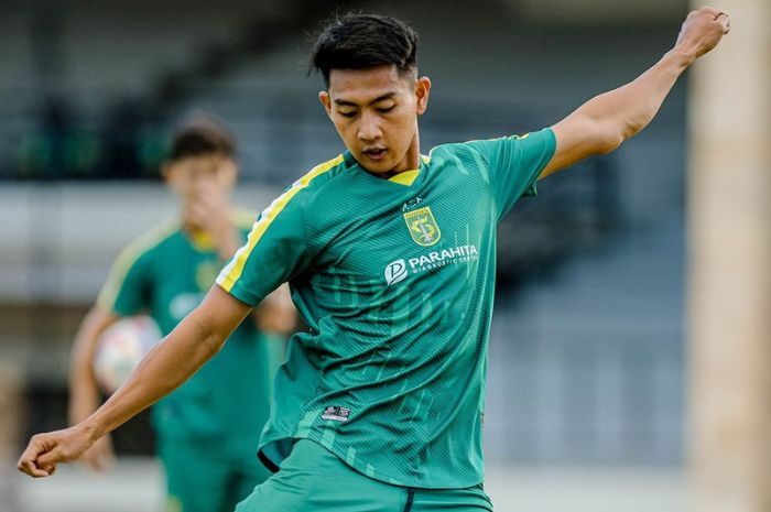 Malik Risaldi berpotensi debut bersama Persebaya Surabaya saat menghadapi Persita Tangerang di Liga 1 Indonesia 2024/2025. (Instagram/@officialpersebaya) - Image