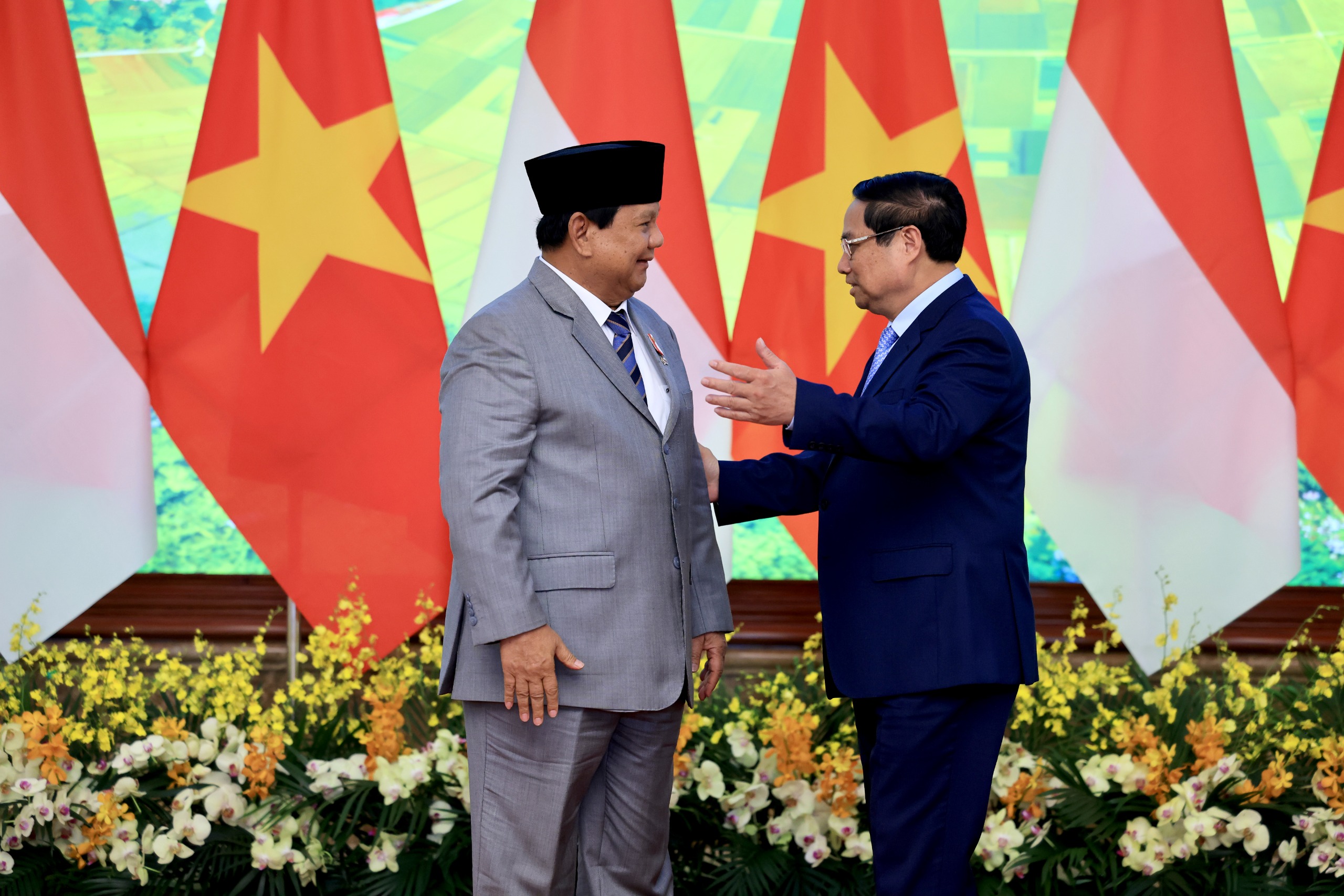 Menhan Prabowo Subianto juga menyempatkan diri bertemu dengan Perdana Menteri Vietnam Pham Minh Chinh, Vietnam, pada Sabtu (14/9). (Tim Media Menhan Prabowo) - Image