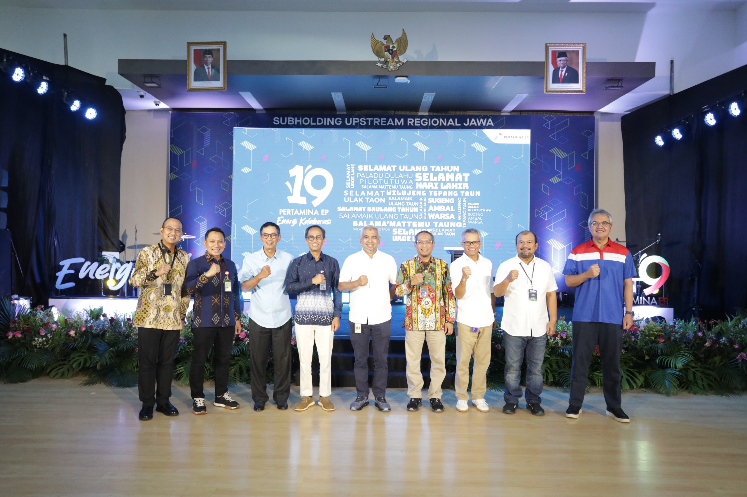 Direktur Utama PT Pertamina EP Wisnu Hindadari (keempat dari kanan), Komisaris Utama PT Pertamina EP Oto Gurnita (keempat dari kiri) saat perayaan HUT ke-19 Pertamina EP. (Pertamina EP) - Image