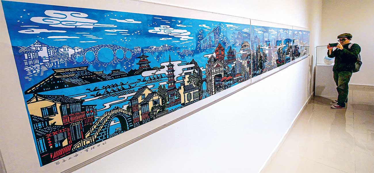 BERBASIS SUNGAI: Pengunjung melihat karya yang dipajang pada pameran Irama Baru Jalur Sutra Maritim di Galeri Nasional, Jakarta. (HANUNG HAMBARA/JAWA POS) - Image