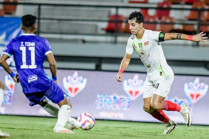 Bruno Moreira (kanan), kapten baru Persebaya Surabaya, yang makin matang setiap musimnya. (Instagram/@officialpersebaya) - Image