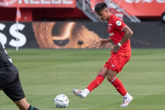 Mees Hilgers saat membela FC Twente melawan PEC Zwolle di pekan kelima Eredivisie 2024/2025. (Dok: Instagram FC Twente) - Image