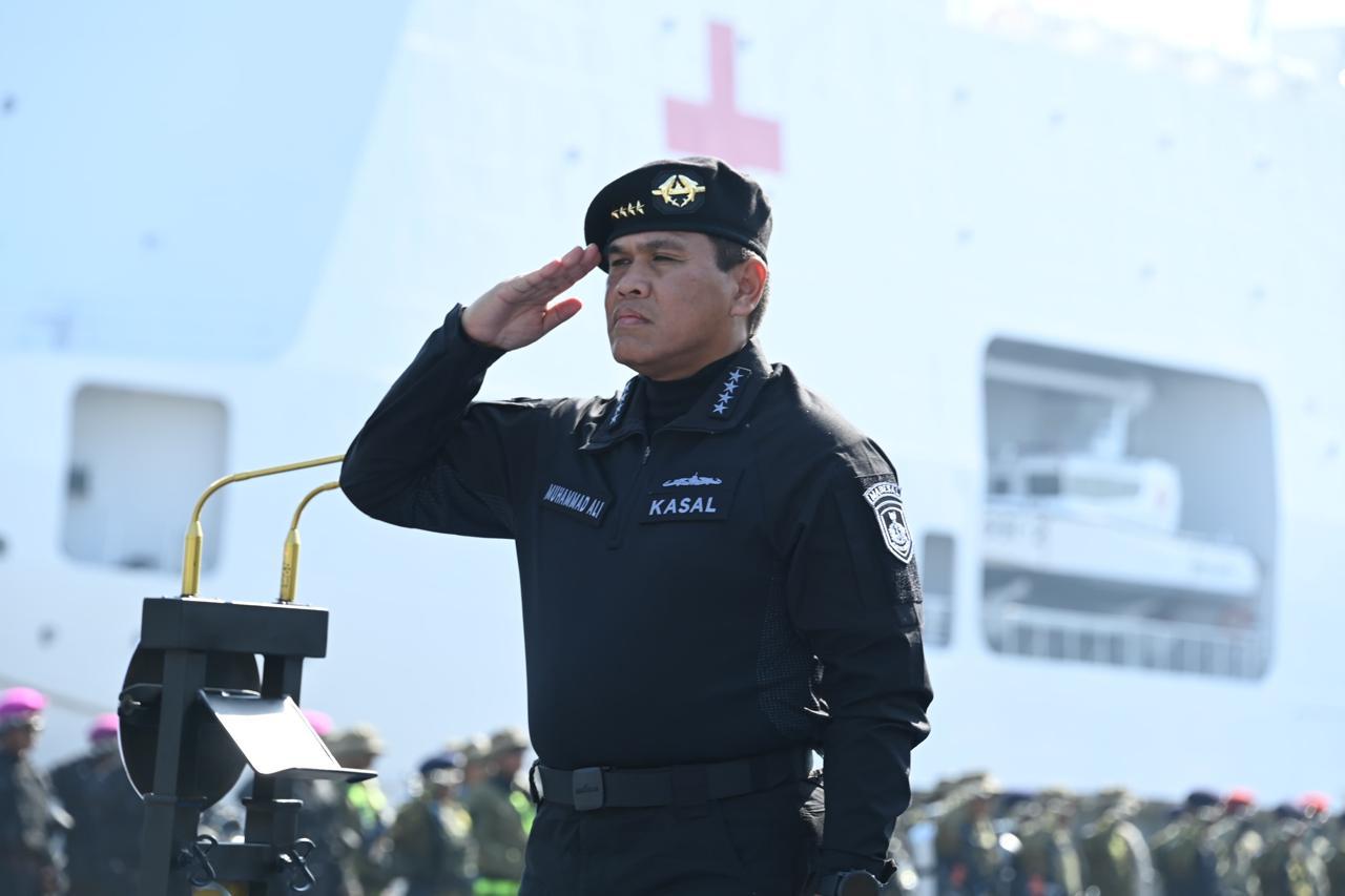 KSAL Laksamana TNI Muhammad Ali memimpin Upacara Militer dalam peringatan HUT ke-65 Korps Hiu Kencana. (Dispenal) - Image