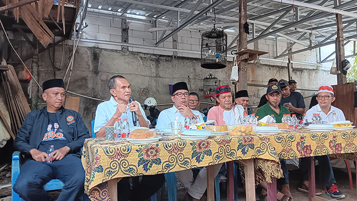 Calon Gubernur Jakarta Ridwan Kamil (RK) mengunjungi Komunitas Betawi Jewara Tenabang di dekat Puskesmas Kebon Melati, Tanah Abang, Jakarta Pusat. (Royyan/JawaPos.com) - Image