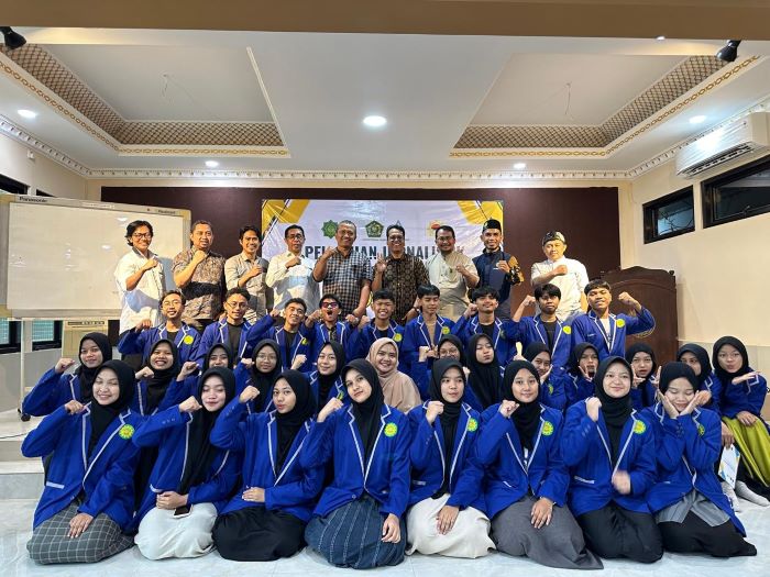 Sebanyak 30 santri dari MAS Persis 69 Matraman, Jakarta Timur mengikuti pelatihan jurnalistik di aula sekolah pada Sabtu (14/9). (Istimewa) - Image
