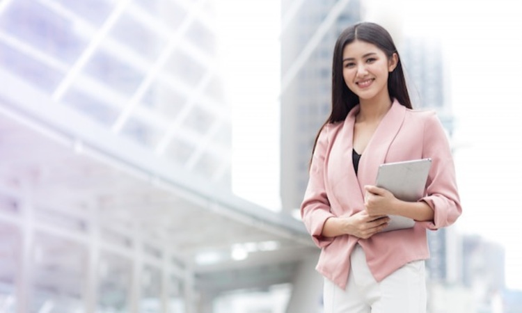 8 hal yang tidak pernah diunggah perempuan berkelas di media sosial (freepik). - Image