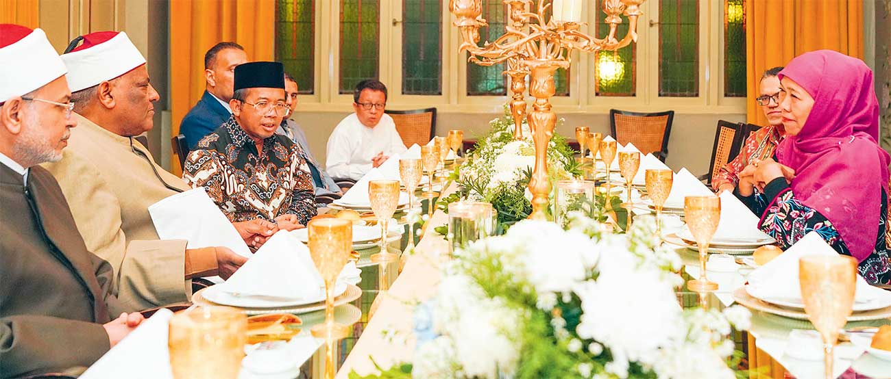 KOMITMEN UNTUK JATIM: Khofifah bertemu Rektor Universitas Al Azhar Mesi Prof Dr Salama Gomaa Daud, Sabtu (14/9) malam. Selain membahas kerja sama keagamaan, kedua pihak membicarakan program beasiswa. - Image