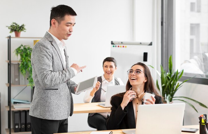 Dua orang sedang berbicara dengan orang yang percaya diri. (Freepik/freepik) - Image