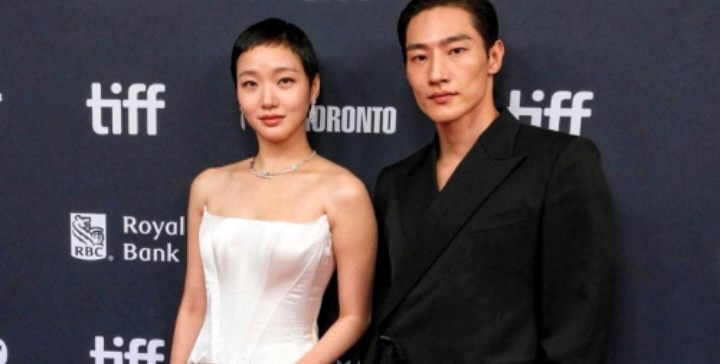 Kim Go Eun Tampil Anggun dengan Noh Sang Hyun. (Pinkvilla) - Image