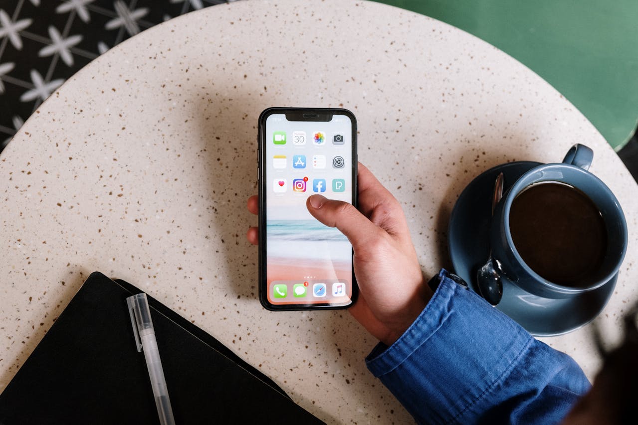 Kepribadian orang yang lebih suka Facebook daripada Instagram menurut Psikologi. (Pexels/ cottonbro studio) - Image