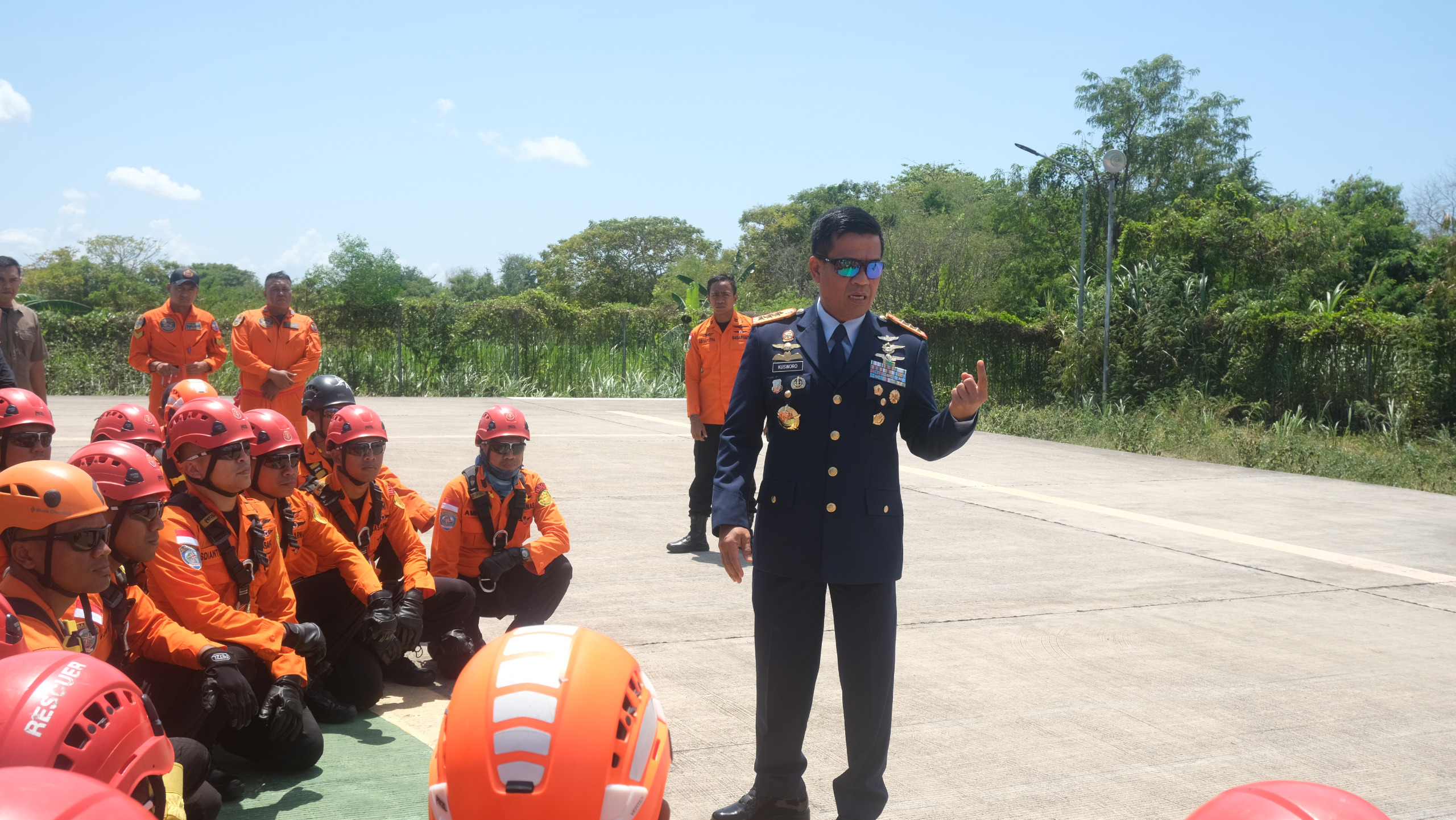Kepala Basarnas Marsekal Madya TNI Kusworo meninjau langsung latihan personel BNPP untuk mendukung gelaran Bali International Air Show 2024. (Foto: Basarnas) - Image