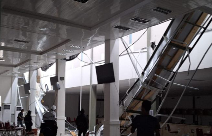 HANCUR: Kondisi saluran talang air lapangan tembak indoor 10 meter yang ambruk akibat hujan ekstrem (M Ifdhal/ANTARA) - Image