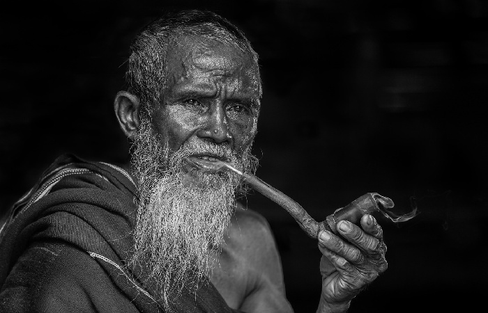 Ilustrasi orang yang mengalami penuaan. - Image