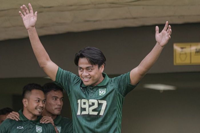Kartu merah Andre Oktaviansyah akan jadi momentum penting dalam kariernya di Persebaya Surabaya dalam mengarungi kerasnya Liga 1 Indonesia 2024/2025. (Instagram/@andreoktvn7) - Image