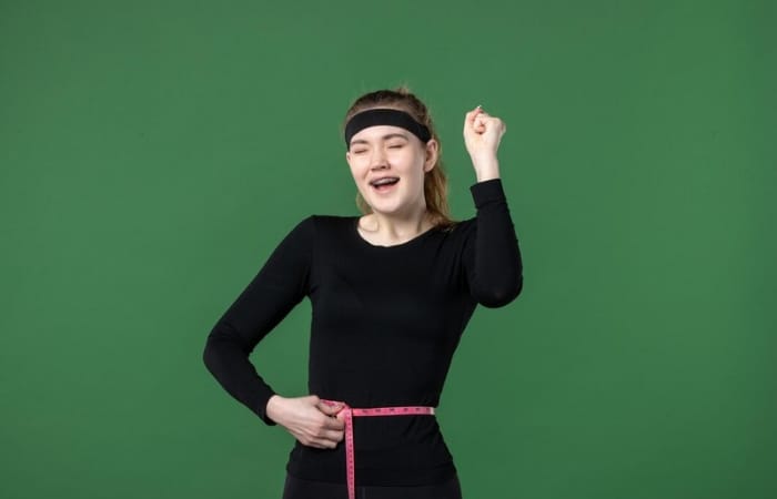 Menjaga berat badan ideal adalah salah satu kebiasaan membantu memperpanjang umur (freepik) - Image