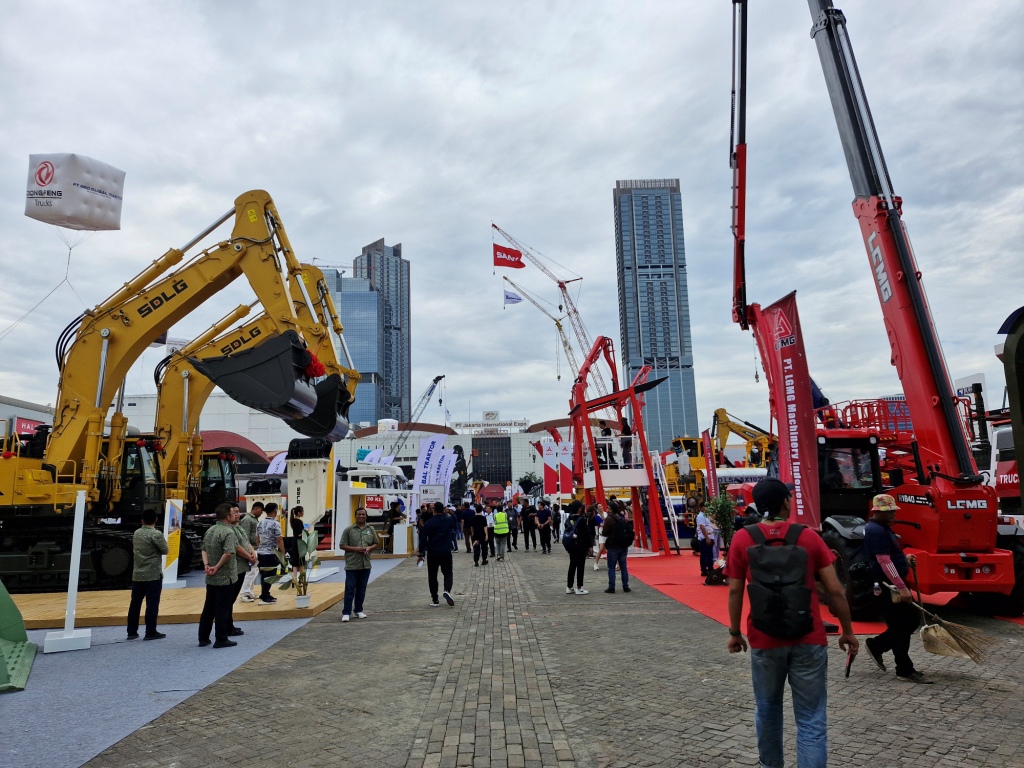 Pameran alat berat dan industri pertambangan yang digelar di JI-Expo, Jakarta, beberapa waktu lalu. (Rian Alfianto/JawaPos.com) - Image