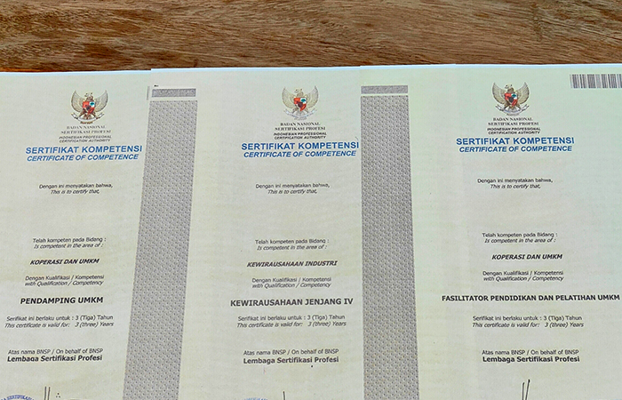 Contoh sertifikat BNSP: Skema pendamping UMKM, skema kewirausahaan jenjang IV, dan skema fasilitator pendidikan, dan pelatihan UMKM (Nurul Fitriyah/JawaPos.com) - Image