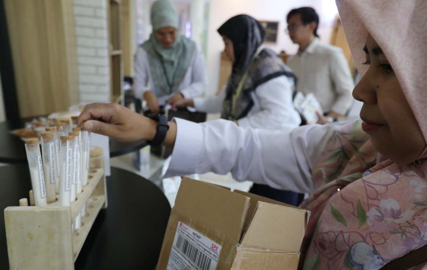 HPI yang menjadi Susu Ikan di tampilkan saat Kegiatan Talk Show Bincang Bahari dengan topik Apa Itu Susu Ikan di Media Center KKP, Jakarta. (Fedrik Tarigan/ Jawa Pos) - Image