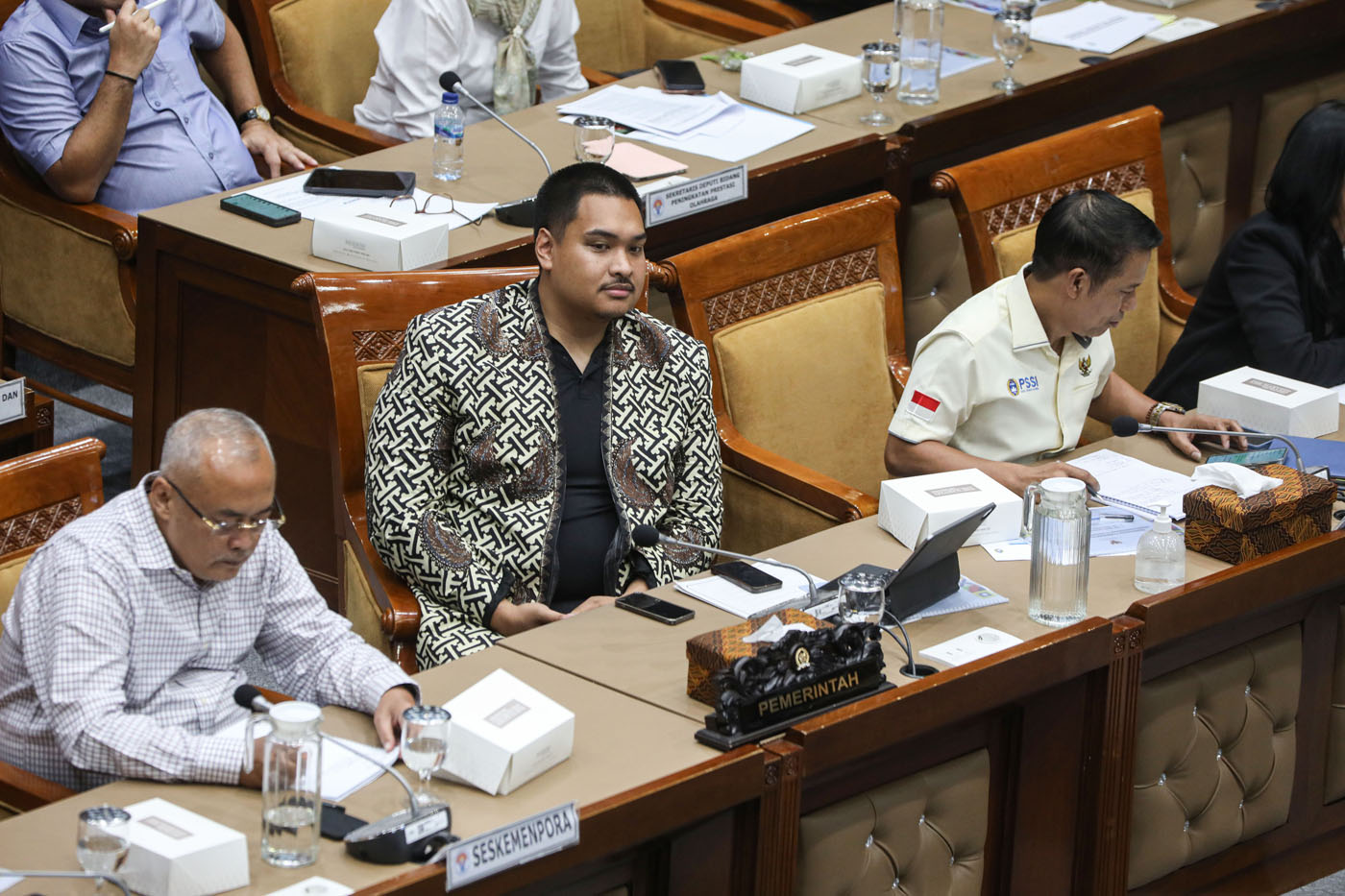 Menpora Dito Ariotedjo (tengah) mengikuti rapat kerja dengan komisi x di Kompleks Parlemen, Senayan, Jakarta, Selasa (17/9/2024). (Salman Toyibi/Jawa Pos) - Image