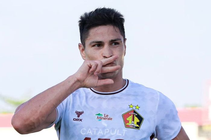 Persik Kediri bertekad raih tiga poin untuk perbaiki posisi mereka di klasemen Liga 1 Indonesia 2024/2025. (Instagram/@persikfcofficial) - Image