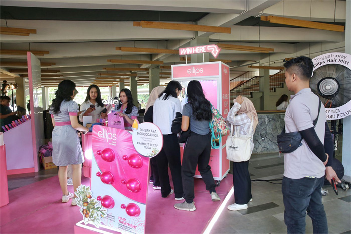 Ellips Shine Sister hadir di Universitas Indonesia (UI) sebagai bagian dari rangkaian kampanye #RambutTetapMuda. (Istimewa) - Image