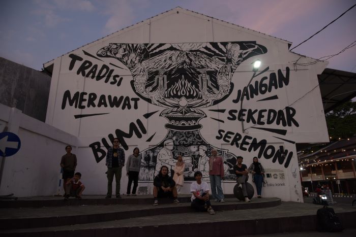 Karya mural seniman residensi Brebes Artdictive berkolaborasi dengan Tudgam dan seniman muda Kuningan. (Istimewa) - Image